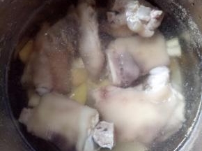 把猪脚洗干净后放生姜和老酒中火煮25-30分钟。