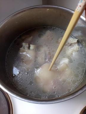 煮到用筷子插进去，是需要有点力才可以插进去，就可以了，这样才Q,不要太软了。倒掉水后，冷水冲2-3次。