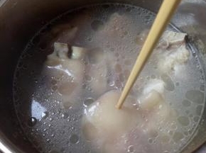 煮到用筷子插进去，是需要有点力才可以插进去，就可以了，这样才Q,不要太软了。倒掉水后，冷水冲2-3次。