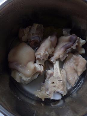 再加入盖过猪脚一半的水。