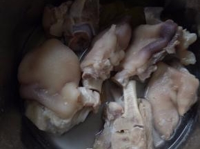 再加入盖过猪脚一半的水。