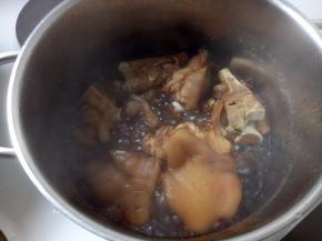 加入桂皮，香叶，八角，生抽，老抽，糖。用大火煮。