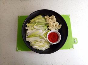 大葱切细丝，大蒜对半。