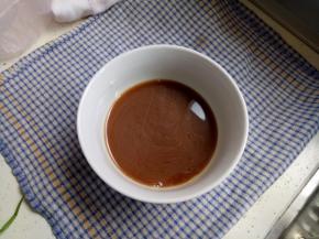 把酱汁全部调在一起。