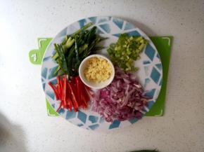 辣椒切细条，洋葱切小粒，葱头要碎，