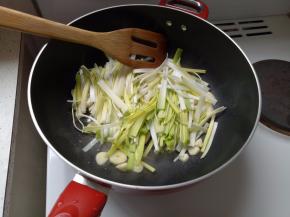 热油炒大葱和大蒜，炒到有点焦的。