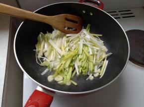 热油炒大葱和大蒜，炒到有点焦的。