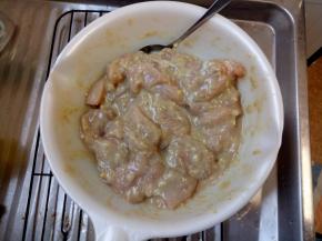 把鸡肉和生姜等以上写的材料全部加在一起，腌一个晚上。