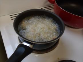 热油，大火，放入鸡块，炸到金黄色。