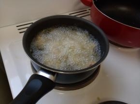 热油，大火，放入鸡块，炸到金黄色。