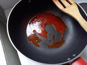 再热一点油，开小火，把辣椒粉倒入，炸出辣椒油。去掉辣椒渣渣，渣渣会苦。