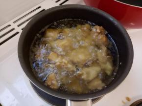 油温中大炎，再放入炸鸡炸一次，炸到金黄色就拿出来。