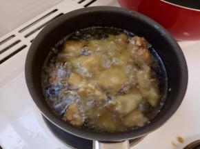 油温中大炎，再放入炸鸡炸一次，炸到金黄色就拿出来。