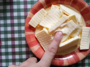 黄油软化到可以用手指轻松戳动