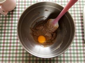 加入一个常温鸡蛋和几滴香草精