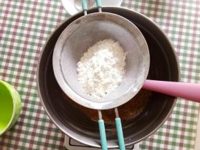 混合筛入中筋面粉和小苏打