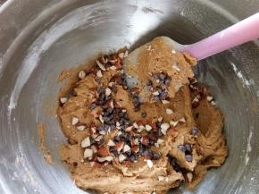 加入杏仁和巧克力豆搅拌均匀。杏仁我就是用的那种大杏仁，然后用剪刀剪碎的