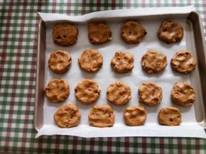 烤盘铺好油纸，用那种韩式大小的勺子，舀起一勺面团放到油纸上，用手稍微整形下，拍扁。大小参考趣多多，比趣多多小一圈即可，因为烤的过程中还会延伸的。放入175℃预热好的烤箱，15分钟。（温度根据自家烤箱适当调整）