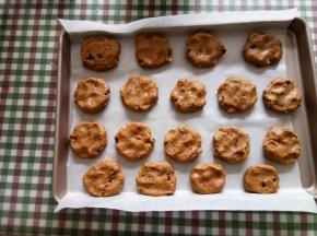 烤盘铺好油纸，用那种韩式大小的勺子，舀起一勺面团放到油纸上，用手稍微整形下，拍扁。大小参考趣多多，比趣多多小一圈即可，因为烤的过程中还会延伸的。放入175℃预热好的烤箱，15分钟。（温度根据自家烤箱适当调整）