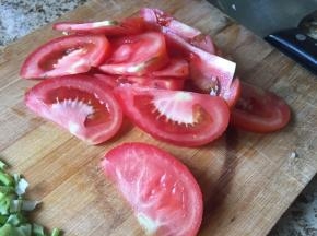 番茄，切块；
