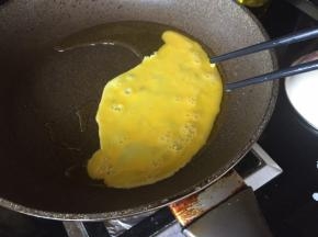 热锅，入油；放入鸡蛋液，划散；