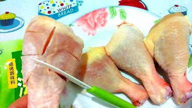 鸡腿用刀划下，可以腌制入味
