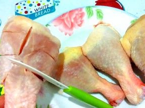 鸡腿用刀划下，可以腌制入味