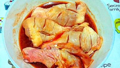 把鸡腿放入腌料汁水里，倒入橄榄油混合好