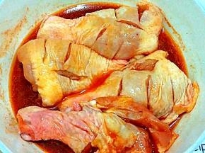 把鸡腿放入腌料汁水里，倒入橄榄油混合好