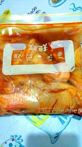 把鸡腿和腌料水倒入袋中，密封好袋口用手揉搓按摩好，放入冰箱腌制一天