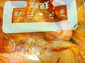 把鸡腿和腌料水倒入袋中，密封好袋口用手揉搓按摩好，放入冰箱腌制一天