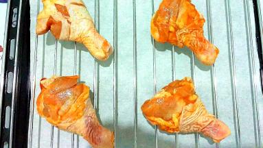 把腌制好的鸡腿拿出来放置烤架上，下面垫好锡纸或者油纸防止油水滴入烤盘不好清洗