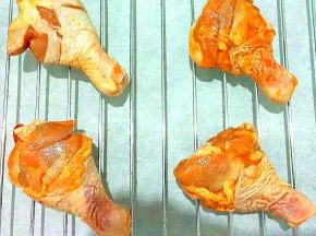 把腌制好的鸡腿拿出来放置烤架上，下面垫好锡纸或者油纸防止油水滴入烤盘不好清洗