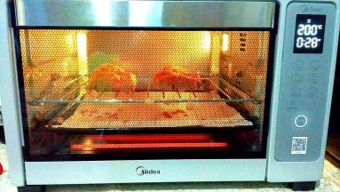 烤箱200度预热， 200度 上下火，烤制30分钟