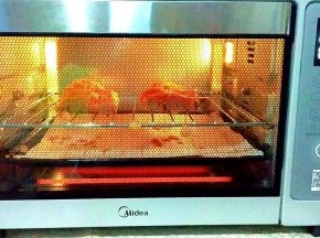 烤箱200度预热， 200度 上下火，烤制30分钟