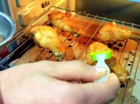 5分钟刷一次蜂蜜水（蜂蜜和水稀释开），刷两面