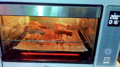 继续烤制，隔10分钟差不多再刷一次蜂蜜水，烤好趁不烫嘴就可以开吃，这时候味道最佳