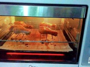 继续烤制，隔10分钟差不多再刷一次蜂蜜水，烤好趁不烫嘴就可以开吃，这时候味道最佳