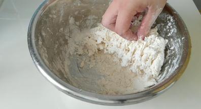 酵母用水融化后，倒入面粉里，扮成絮状。