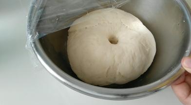 手指戳一个洞，不变形，即发酵好。