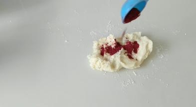 揪出一小面团，加入适量红曲米粉，揉均匀备用。