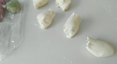 面团使劲排气后，分成小剂子。并揉成椭圆形。