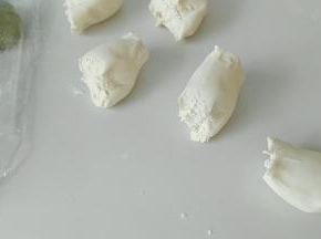 面团使劲排气后，分成小剂子。并揉成椭圆形。