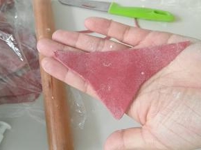 红面团，擀成片，用刀切出三角形。