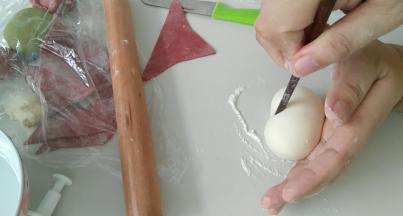 用筷子，在椭圆中间，往里一摁，小屁屁是不是出来啦，哈哈！