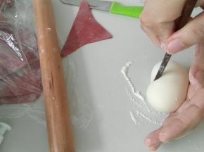 用筷子，在椭圆中间，往里一摁，小屁屁是不是出来啦，哈哈！