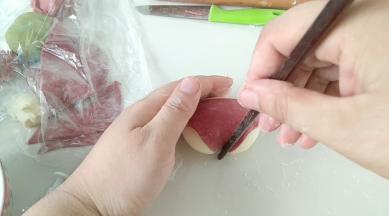 再用筷子轻轻一摁，就更像啦，对不对。