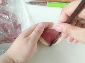 再用筷子轻轻一摁，就更像啦，对不对。