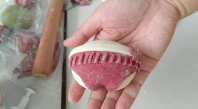 做好后，贴上花花装饰，中小火蒸。