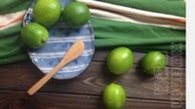 用粗盐搓洗柠檬，再用盐水泡泡半小时